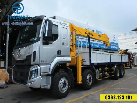 Xe cẩu Chenglong 4 chân gắn cẩu 12 tấn