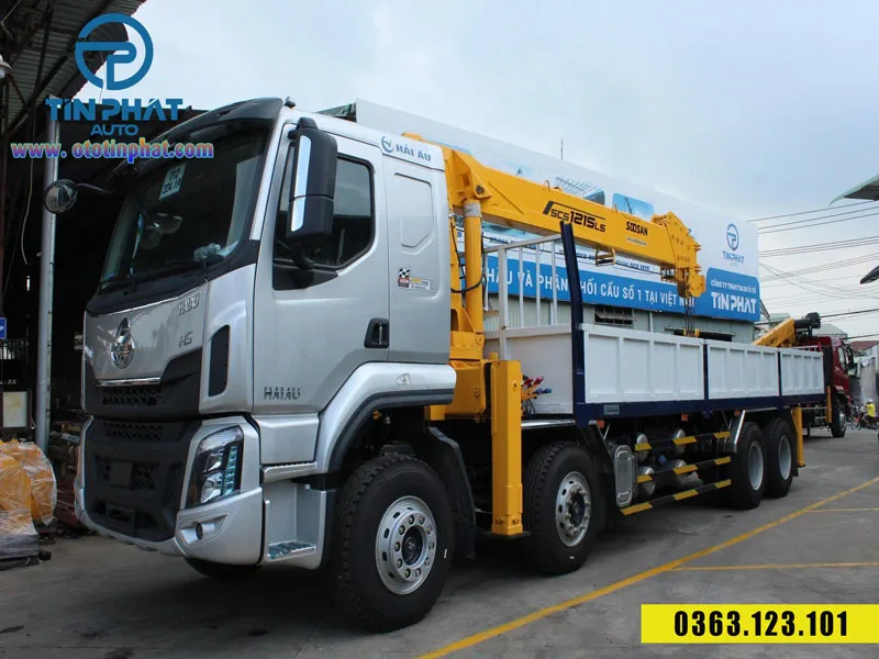 Xe cẩu Chenglong 4 chân gắn cẩu 12 tấn