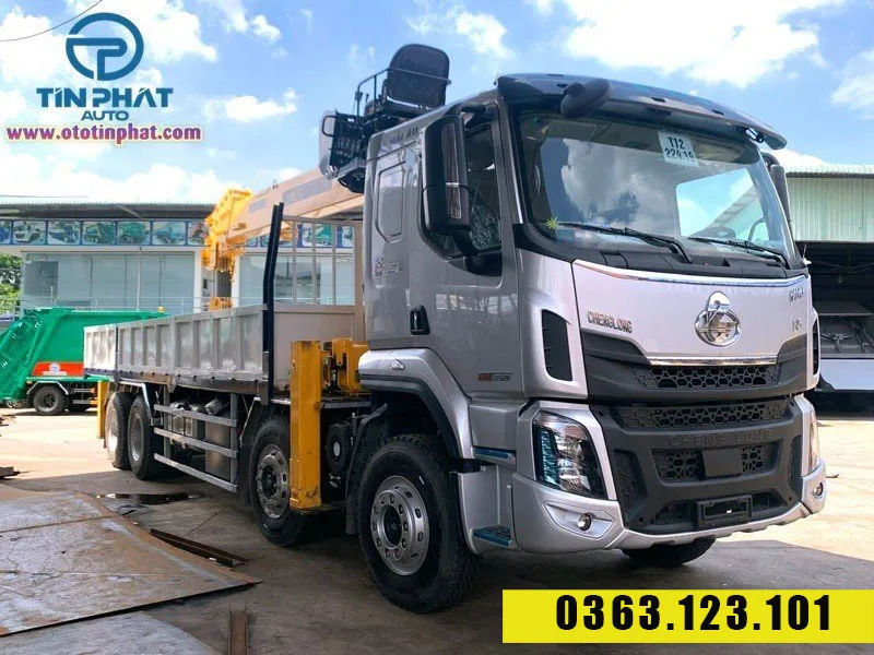 Xe cẩu Chenglong 4 chân gắn cẩu 12 tấn
