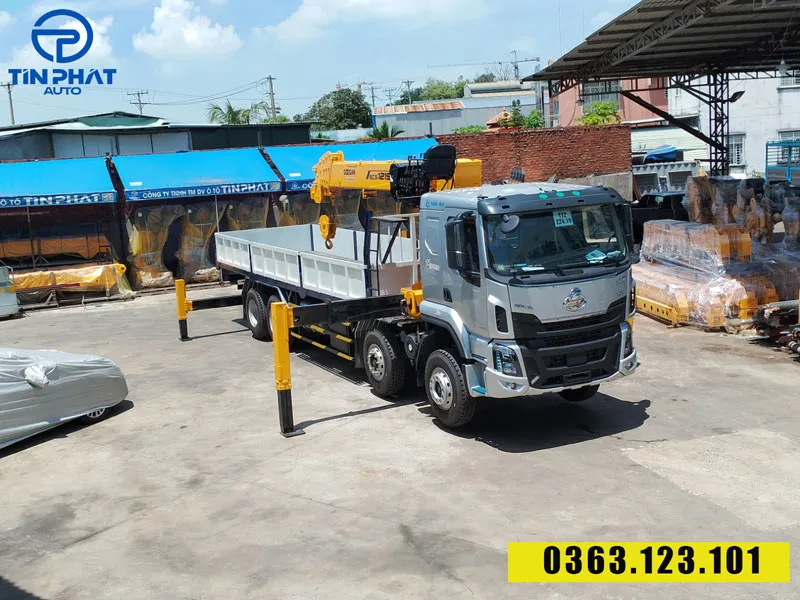 Xe cẩu Chenglong 4 chân gắn cẩu 12 tấn- mới nhất 2025