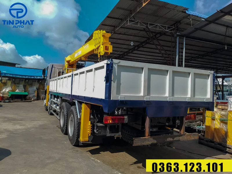 Xe cẩu Chenglong 4 chân gắn cẩu 12 tấn