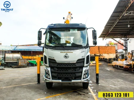 Xe Chenglong 2 chân gắn cẩu Soosan 5 tấn- cabin màu xám