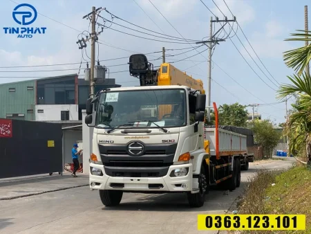 xe hino 3 chân gắn cẩu soosan 8 tấn- có sẵn, giao ngay.