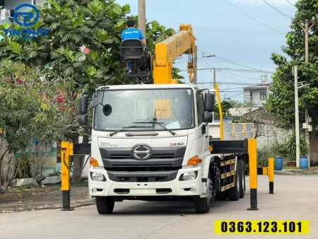 xe tải Hino FM gắn cẩu Soosan 8 tấn 7 khúc - Cặp chásis 10mm, sử dụng đinh tán cố định.