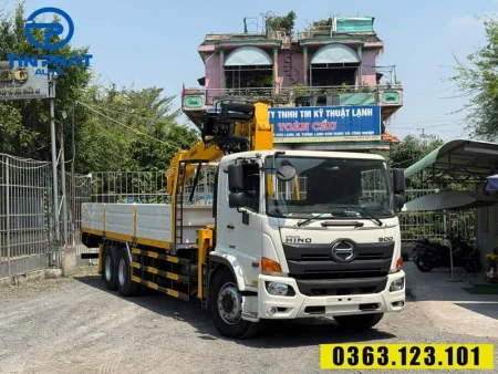 Xe tải Hino FM gắn cẩu Soosan 8 tấn 7 khúc. Ghé xem xe tại xưởng công ty Ô Tô Tín Phát.